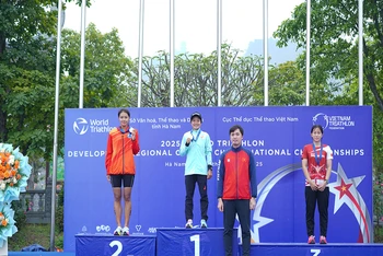 Trao giải cho các vận động viên đạt thành tích cao của nội dung Aquathlon Sprint cá nhân nữ (cự ly Bơi 500m-Chạy bộ 2,5km) giải Vô địch quốc gia.
