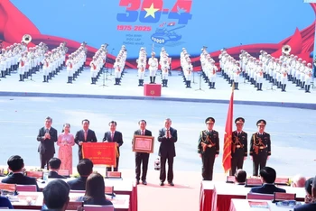 [Ảnh] Tổng Bí thư Tô Lâm trao tặng danh hiệu “Anh hùng Lao động” cho Đảng bộ, Chính quyền và Nhân dân Thành phố Hồ Chí Minh 
