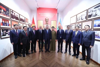 Tổng Bí thư Tô Lâm và Phu nhân cùng các đại biểu chụp ảnh chung tại Phòng lưu niệm “Chủ tịch Hồ Chí Minh với ngành dầu khí Việt Nam – Azerbaijan”. (Ảnh: Thống Nhất – TTXVN)