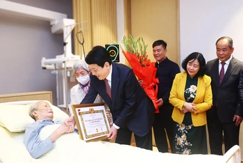 Thay mặt Lãnh đạo Đảng, Nhà nước, Chủ tịch nước Lương Cường trao Huy hiệu 65 năm tuổi Đảng tặng đồng chí Trần Đức Lương, nguyên Uỷ viên Bộ Chính trị, nguyên Chủ tịch nước. Ảnh: Lâm Khánh - TTXVN