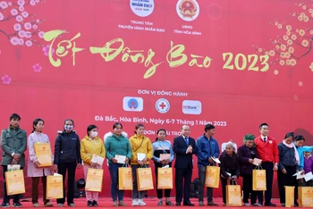 Đồng chí Bùi Đức Hinh, Phó Bí thư Thường trực Tỉnh uỷ Hoà Bình tặng quà cho bà con có hoàn cảnh khó khăn đón Tết.