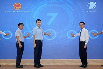 Đại diện lãnh đạo các cơ quan nhấn nút ra mắt ứng dụng Công dân số Hòa Bình.