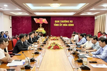 Tập đoàn Meiko (trái) làm việc với Lãnh đạo tỉnh Hòa Bình.