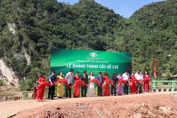 Đại diện lãnh đạo xã Nánh Nghê và Công ty nhựa Tiền Phong cắt băng khánh thành cây cầu số 115.