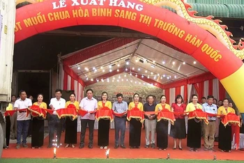 Đại diện lãnh đạo các sở, ngành và công ty xuất khẩu cắt băng khánh thành tại buổi lễ xuất hàng ớt muối chua sang Hàn Quốc.