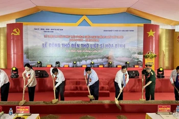 Phó Thủ tướng Nguyễn Chí Dũng (giữa) cùng Lãnh đạo tỉnh Hòa Bình động thổ Đền thờ liệt sĩ tỉnh Hòa Bình.