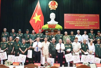 Lãnh đạo tỉnh Hòa Bình tặng quà đại biểu.