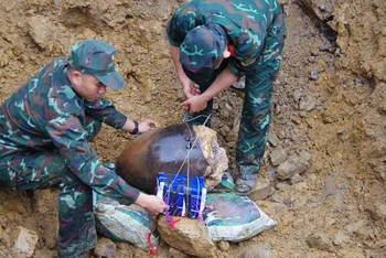 Lực lượng làm nhiệm vụ Bộ Chỉ huy Quân sự tỉnh Hòa Bình triển khai công tác hủy nổ an toàn.