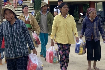 64/75 hộ nghèo, khó khăn thôn Phú Hải, xã Phú Mỡ, huyện Đồng Xuân, Phú Yên được tặng tiền, quà đón Tết.