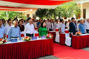Các đại biểu dự lễ chào cờ tại Lễ dâng hương đồng chí Trần Phú.