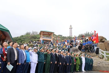 Các đại biểu thực hiện nghi thức lễ chào cờ đầu năm tại danh thắng quốc gia Bãi Môn-Mũi Điện, thị xã Đông Hòa, Phú Yên.