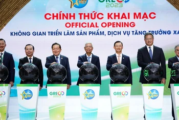 Đại diện lãnh đạo thành phố và các doanh nghiệp trong và ngoài nước tham gia nhấn nút khai mạc triển lãm sản phẩm, dịch vụ tăng trưởng xanh.
