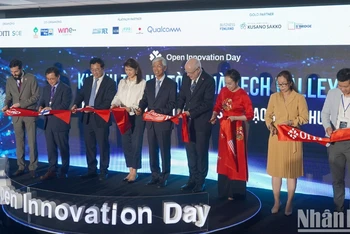 Các đại biểu cắt băng khai mạc sự kiện.