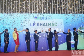 Các đại biểu, khách mời thực hiện nghi thức khai mạc Triển lãm về ngành Cấp thoát nước, Công nghệ Lọc nước và Xử lý nước thải tại Việt Nam - Vietwater 2024.