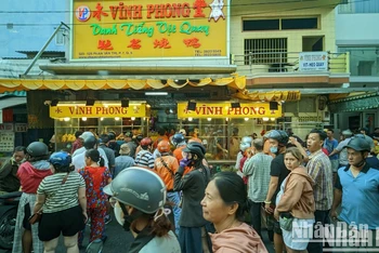 Sáng 7/2 (Mùng 10 tháng Giêng), nhiều cửa hàng chuyên bán các loại vịt quay, heo quay đã chật kín người xếp hàng chờ mua đồ cúng ngày vía Thần Tài.