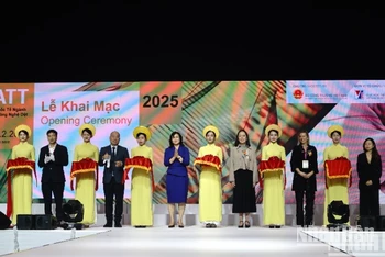 Các đại biểu cắt băng khai mạc Triển lãm quốc tế ngành Dệt may và Công nghệ dệt may 2025 (VIATT 2025).