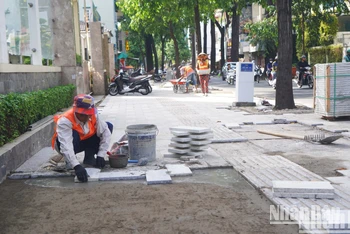 Vỉa hè tại đường Mạc Đỉnh Chi, Quận 1, Thành phố Hồ Chí Minh đang được đẩy nhanh thi công để chuẩn bị chào mừng kỷ niệm 50 năm Ngày Giải phóng miền nam, thống nhất đất nước.