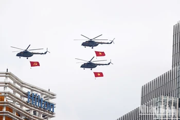 Đây là lần đầu tiên các phi phi công của lực lượng của nhiều đơn vị không quân của Quân chủng Phòng không-Không quân (Bộ Quốc phòng ) tiến hành nhiệm vụ bay kéo cờ xuất phát từ sân bay Biên Hòa ( Đồng Nai ) về Thành phố Hồ Chí Minh.