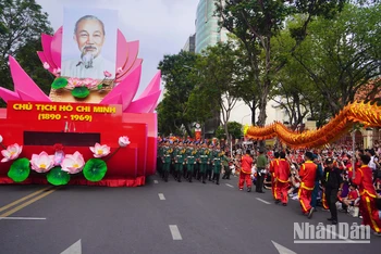 Người dân tập trung đông đảo trước đường Lê Duẩn từ rất sớm, háo hức chờ xem buổi sơ duyệt diễu binh, diễu hành chiều 25/4.