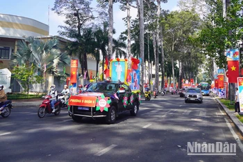 Sắc đỏ quốc kỳ, xe cổ động... xuất hiện tại các tuyến đường hướng tới Lễ kỷ niệm 50 năm Ngày Giải phóng miền nam, thống nhất đất nước.