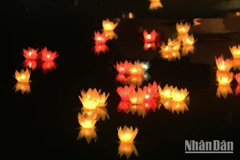 Dưới ánh sáng huyền ảo của hàng nghìn ngọn đèn sen, lời kinh cầu nguyện vang lên nhẹ nhàng nhưng thấm đẫm sức mạnh tâm linh. Không chỉ là nghi thức truyền thống, lễ hoa đăng còn là một biểu tượng thiêng liêng về sự thức tỉnh của tâm thức ,nơi mỗi người đối diện với chính mình, buông bỏ oán hận, gieo mầm an lành.