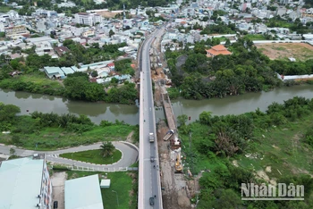 Chiều 19/5, ghi nhận của phóng viên, Cầu Tăng Long, thành phố Thủ Đức, hằn lún khu vực đường dẫn, hiện đã được đơn vị có liên quan khắc phục tình trạng hằn lún.