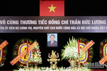 Sáng 24/5, Lễ viếng nguyên Chủ tịch nước Trần Đức Lương đã diễn ra tại đến Hội trường Thống Nhất, quận 1, Thành phố Hồ Chí Minh, song song với Lễ viếng tại Nhà tang lễ Quốc gia (Hà Nội) và Hội trường T50 (Quảng Ngãi).
