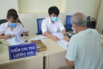 Cán bộ hưu trí lĩnh lương hưu (Thành phố Hồ Chí Minh).