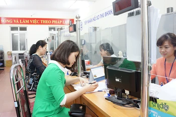 Đẩy mạnh cải cách thủ tục hành chính tạo thuận lợi cho người dân và doanh nghiệp (Bộ phận một cửa Tây Hồ, Hà Nội).