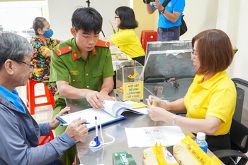 Cơ bản hoàn thành chi trả lương hưu và trợ cấp bảo hiểm xã hội hằng tháng cho 3,41 triệu người. Công tác chi trả tại Thành phố Đà Nẵng. Ảnh: THANH DŨNG.