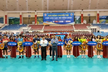 Ban tổ chức tặng hoa và cờ lưu niệm cho các câu lạc bộ Bóng chuyền trẻ tại lễ khai mạc, (Ảnh: Hùng Sơn)