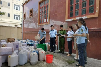 3.991 lít rượu không rõ nguồn gốc, xuất xứ được tiêu hủy theo đúng quy trình. (Ảnh: Văn Lúa)