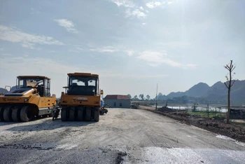 Ngôi nhà lọt thỏm giữa tuyến đường đang thi công. (Ảnh: Văn Lúa)