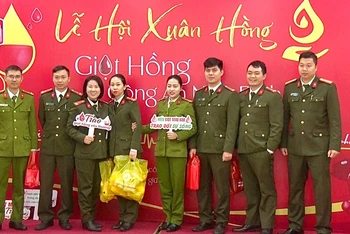 Các tình nguyện viên luôn sẵn sàng sẻ chia những giọt máu hồng của mình để mang lại sự sống cho người bệnh.