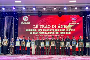Tại buổi lễ, Ban Tổ chức đã trao 80 di ảnh tới các gia đình thân nhân Anh hùng-Liệt sĩ.