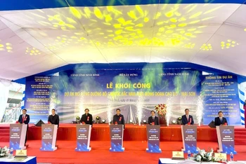 Các đại biểu bấm nút khởi công án mở rộng tuyến đường bộ cao tốc bắc-nam phía đông đoạn Cao Bồ-Mai Sơn tại Ninh Bình.