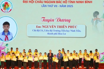 Đồng chí Mai Văn Tuất, Phó Bí thư Thường trực Tỉnh ủy, Chủ tịch Hội đồng nhân dân tỉnh Ninh Bình và đồng chí Lê Hải Long, Trưởng Ban Công tác Thiếu nhi Trung ương Đoàn, Phó Chủ tịch Thường trực Hội đồng Đội Trung ương trao tặng Giấy chứng nhận và biểu trưng Cháu ngoan Bác Hồ cho các đội viên thiếu nhi tiểu biểu của tỉnh Ninh Bình.