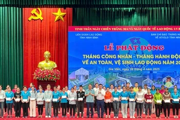 Lãnh đạo tỉnh Ninh Bình trao quà cho các công nhân lao động tại buổi lễ.