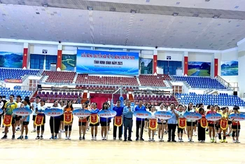 Ban tổ chức trao cờ lưu niệm cho các đội tham gia.