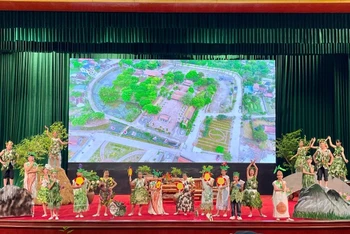 Trình diễn “Trang phục vườn thuốc đời người” tại Hội thảo với thông điệp thuốc nam cùng sức khỏe người Việt, lan tỏa tinh thần dược liệu trong cộng đồng.