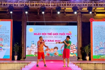 Tiết mục giao lưu nghệ thuật đặc sắc với Nghệ sĩ Nhân dân Xuân Bắc và Nghệ sĩ Nhân dân Tự Long tại lễ khai mạc Ngày hội.