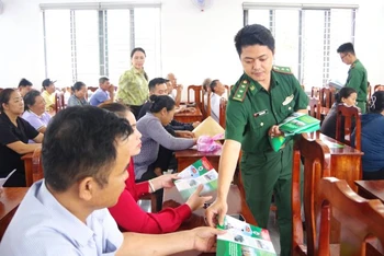 Lực lượng Bộ đội Biên phòng tỉnh Bà Rịa-Vũng Tàu cấp phát tờ gấp tuyên truyền pháp luật cho các cán bộ, nhân dân Xã Bông Trang.
