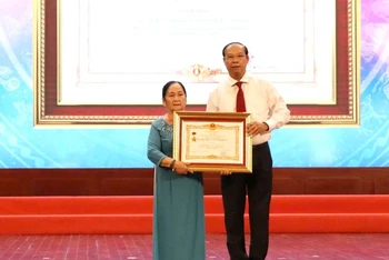 Chủ tịch Ủy ban nhân dân tỉnh Nguyễn Văn Thọ đã trao bằng truy tặng danh hiệu "Mẹ Việt Nam anh hùng" cho Mẹ Võ Thị Thiểu (thành phố Bà Rịa, tỉnh Bà Rịa-Vũng Tàu).