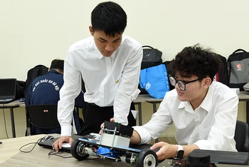 Các sản phẩm Robot do sinh viên Đại học Quốc gia Hà Nội nghiên cứu và chế tạo. Ảnh | ĐỨC ANH