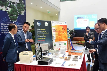 Các sản phẩm khoa học công nghệ do các giảng viên, sinh viên Đại học Quốc gia Hà Nội nghiên cứu, chế tạo. Ảnh trong bài | KHÁNH AN