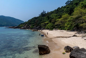 Bãi tắm tuyệt đẹp trên đảo Sơn Chà