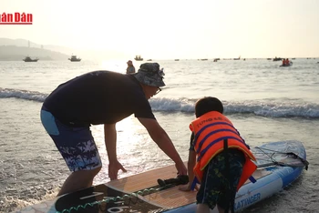 Người Đà Nẵng đón bình minh tại biển Mân Thái.