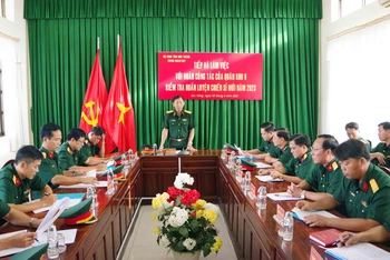 Đoàn công tác kiểm tra công tác huấn luyện chiến sĩ mới tại Trung đoàn bộ binh 897