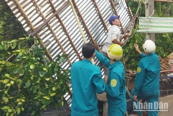 Lực lượng cứu nạn giúp người dân khắc phục thiệt hại do thiên tai.