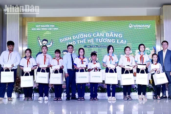 Trao học bổng và quà cho các em học sinh vượt khó, học giỏi của tỉnh Sóc Trăng.